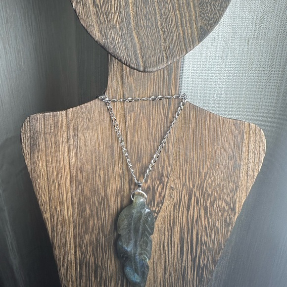 Long Rainbow Flash Labradorite Leaf Pendant Necklace on Stainless Steel Chain - Picture 12 of 13
